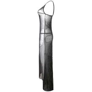 Details van de glinsterende doorschijnende mesh lange nachthemd voor dames zijaanzicht.
