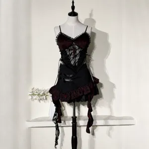 Gothic Stil Damen Spitzen Korsett Top und unregelmässiger Rüschenrock Detailansicht.