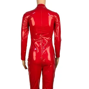 Combinaison en cuir verni rouge vue arrière, body cosplay en PU brillant pour fête Halloween.