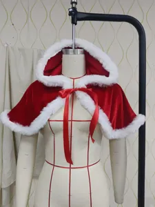 Capa de navidad con capucha y ribete de pelo sintetico blanco y lazo rojo para fiestas