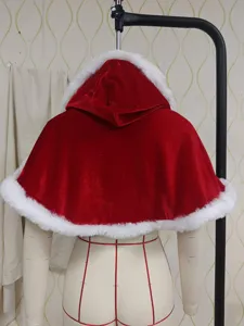 Capa de navidad de terciopelo rojo con capucha y ribete de pelo blanco, vista de detalle de fiesta.