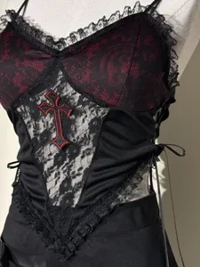 Gothisches Korsett-Top aus Spitze mit roter Kreuz-Bestickung für alternative Partys.