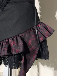 Nahaufnahme Detail des gotischen Stils schwarzer und roter Spitzenrüschen und Mesh-Saum.