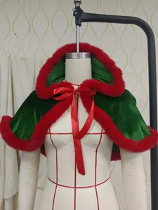 Capa con capucha de Navidad de terciopelo verde con ribete de piel sintética roja y lazo.