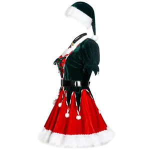 Détail de profil du costume de lutin de Noël avec robe en velours vert et fourrure.