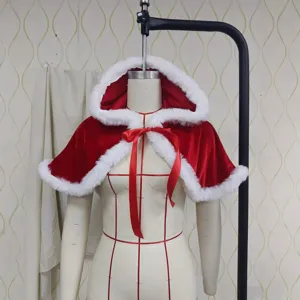 Capa de Navidad con capucha de terciopelo rojo y ribete de piel sintética blanca.