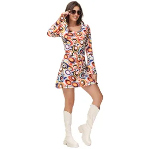 Detalle de vestido de manga larga con estampado geométrico psicodélico estilo retro.