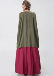 Vue détaillée du costume de reine médiévale montrant la cape verte et la longue robe.