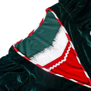 Détail de costume de Noël, tissu en velours vert avec bordure en fausse fourrure et panneau rouge.