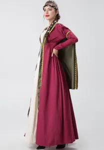 Détail de robe de cour médiévale, cape rouge et verte vintage pour cosplay et Halloween.