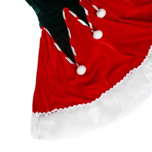 Vue détaillée de la jupe en velours de costume de Noël avec fausse fourrure et pompons.