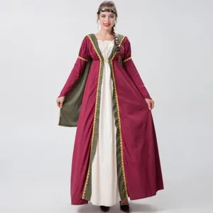 Détail de costume médiéval présentant une robe rouge vin, une cape verte et des liserés dorés.