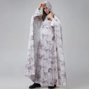 Vue détaillée de la cape de sorcier à capuche tie-dye grise, montrant la texture et la coupe.