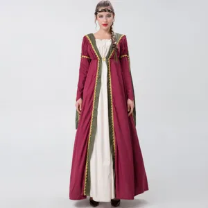 Détail de robe de reine médiévale Renaissance, costume de cosplay vintage à manches longues.