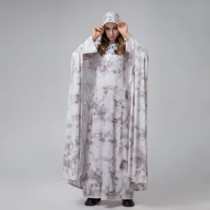 Detail de robe de sorcier a capuche tie-dye gris, ideal pour cosplay d'Halloween et fete gothique.