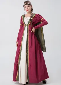 Détail du costume de reine médiévale, présentant une cape dorée et une robe théâtrale élégante.