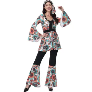 Détail de costume disco hippie rétro avec motifs géométriques colorés et manches évasées.
