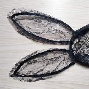 Cerchietto con orecchie di coniglio in pizzo nero, accessorio sexy per festa e cosplay.