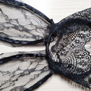 Dettaglio cerchietto orecchie da coniglio in pizzo nero, elegante accessorio capelli gotico.