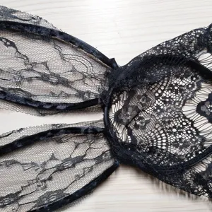 Cerchietto con orecchie di coniglio in pizzo nero, accessorio per capelli da festa in costume.