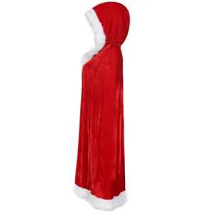 Mantello con cappuccio in velluto rosso dettaglio, classico costume di Natale per festa.