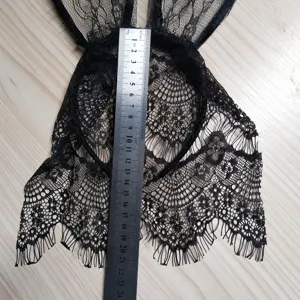 Dettaglio fascia velo orecchie da coniglio in pizzo nero con righello per accessori.