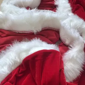 Costume di mantello lungo rosso di Natale con finiture in pelliccia sintetica.