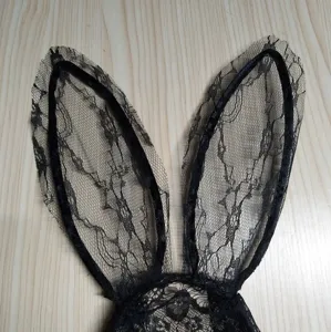 Dettaglio cerchietto orecchie da coniglio in pizzo nero, accessorio per capelli in rete.
