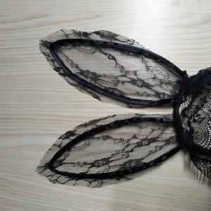 Cerchietto con orecchie da coniglietto in pizzo nero, accessorio per capelli cosplay e feste.