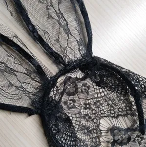 Cerchietto con orecchie da coniglietta in pizzo nero, perfetto per costumi di festa e stile bunny.
