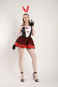 Vue détaillée du costume de lapin cosplay sexy pour femmes, avec robe cœur et oreilles.