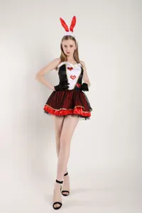 Vue détaillée du costume de lapin sexy avec motif de cœur et serre-tête avec oreilles de lapin.