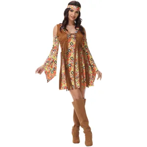 Détail du costume hippie rétro des années 70, avec robe fleurie, gilet à franges et bandeau assorti.