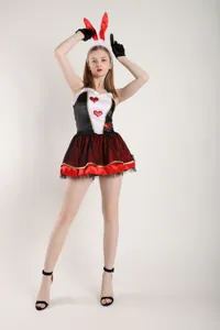 Vue détaillée du costume de lapin reine de cœur sexy, avec des accents de cartes à jouer.