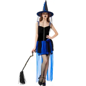 Vue détaillée du costume de sorcière avec des détails en tulle et des accessoires de fête.