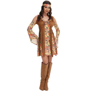 Vue détaillée du costume hippie des années 70 avec gilet à franges et robe à fleurs.