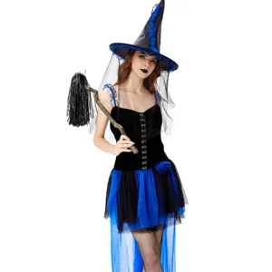 Vue détaillée du costume de sorcière d'Halloween pour femme avec chapeau à voile et robe.