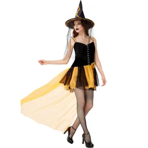 Vue détaillée de l'élégant costume de sorcière d'Halloween noir et or avec tulle et chapeau.