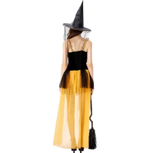 Détail de dos du costume de sorcière d'Halloween pour femme avec jupe en tulle et chapeau.