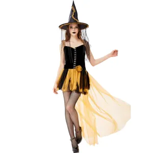 Vue détaillée de l'élégant costume de sorcière noir et or avec chapeau et bas résille.