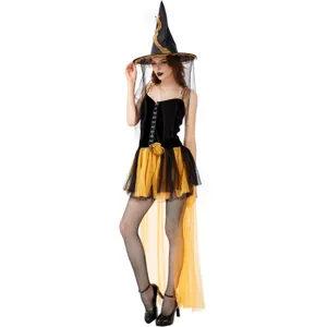Costume de sorcière d'Halloween pour adulte avec robe noire et dorée, chapeau et bas résille.