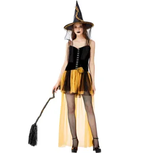 Vue détaillée du costume de sorcière d'Halloween pour femme avec une robe noire et dorée.