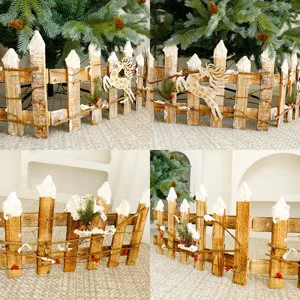 Clôture rustique de sapin de Noël en bois avec renne et décorations de branches de pin
