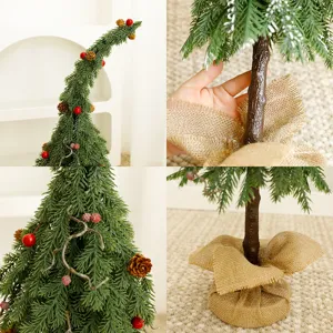 Albero di Natale verde piegato decorazione da tavolo con pigne e bacche rosse.