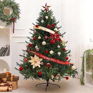 Gran árbol de Navidad verde decorado con cintas rojas y adornos muy brillantes