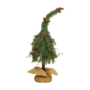 Albero di Natale da tavolo verde curvo decorato con bacche rosse e pigne di pino