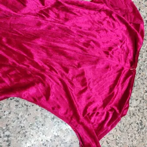 Roze rode fluwelen stof detail, zachte textuur en gladde touch voor gotische heksen.