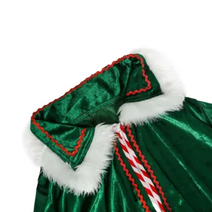 Vista dettagliata del colletto del costume natalizio in velluto verde con pelliccia ecologica.