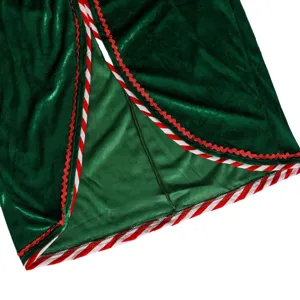 Dettaglio del costume in velluto verde con bordo a righe rosso-bianche e rifinitura.