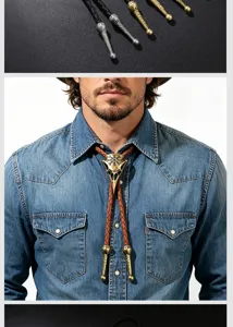 Detailansicht eines Retro-Punk-Bolo-Ties mit Vogelschädel und Wikinger-Symbol am Hemd